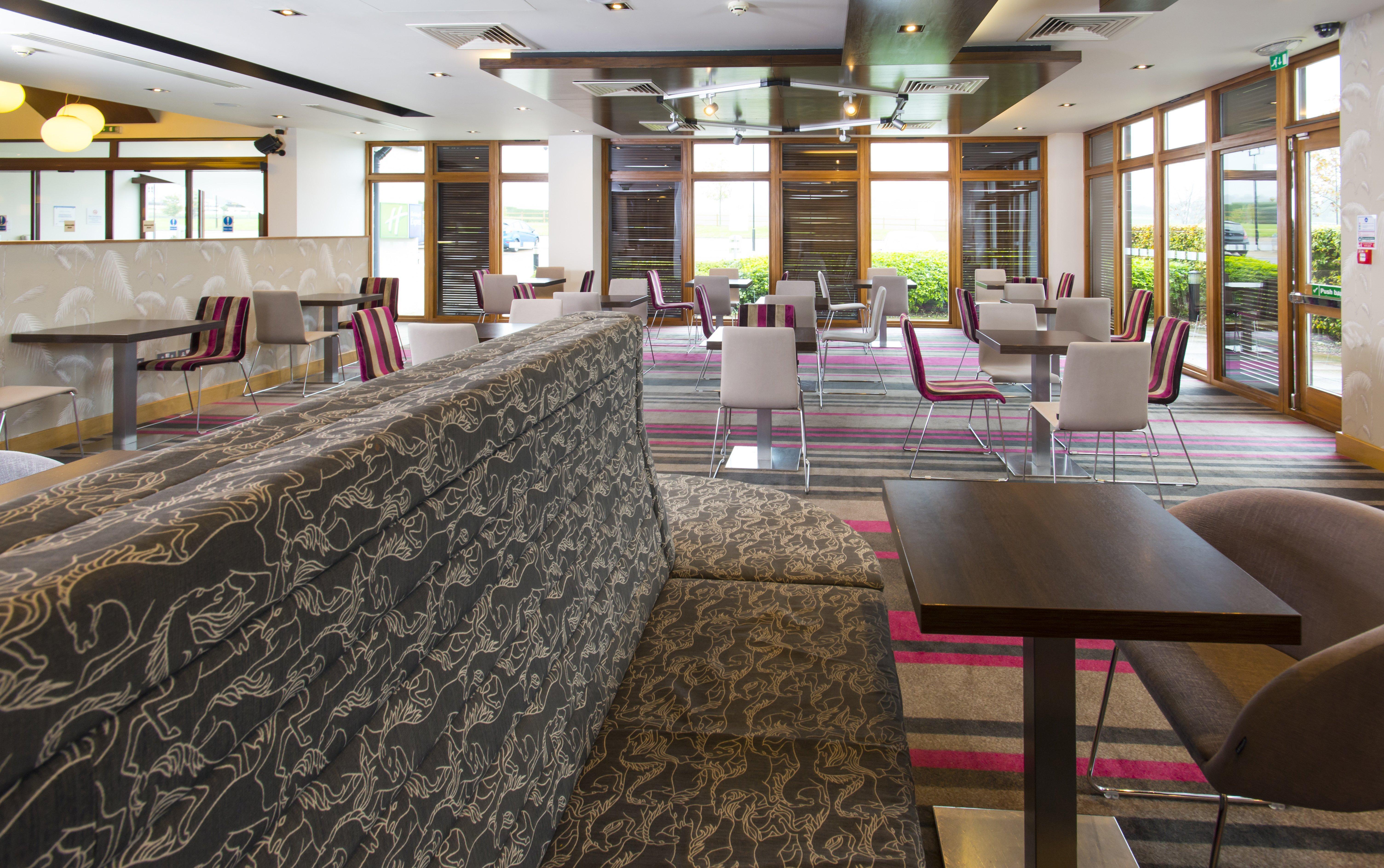 Holiday Inn Express London - Epsom Downs By Ihg Dış mekan fotoğraf
