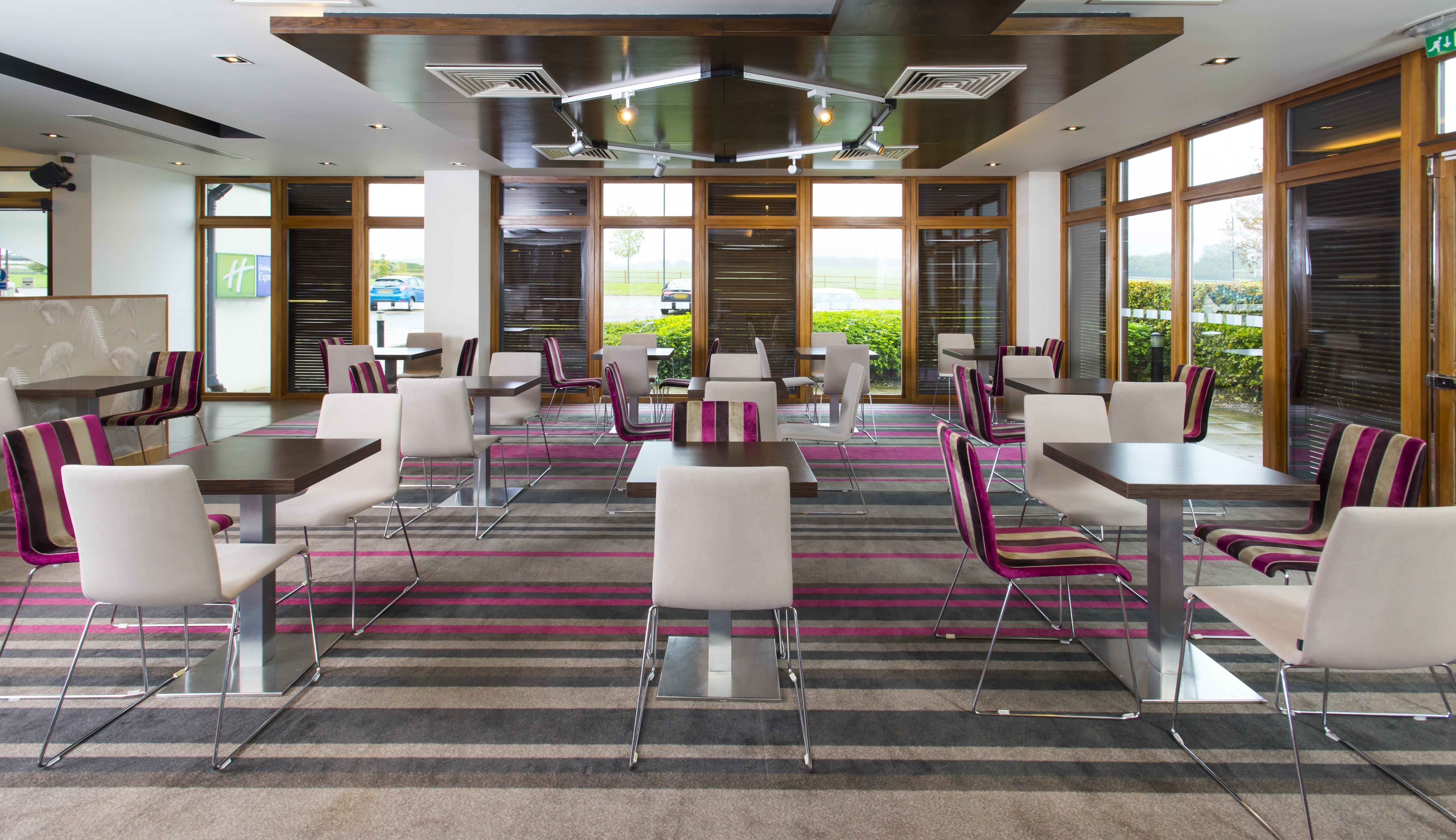 Holiday Inn Express London - Epsom Downs By Ihg Dış mekan fotoğraf