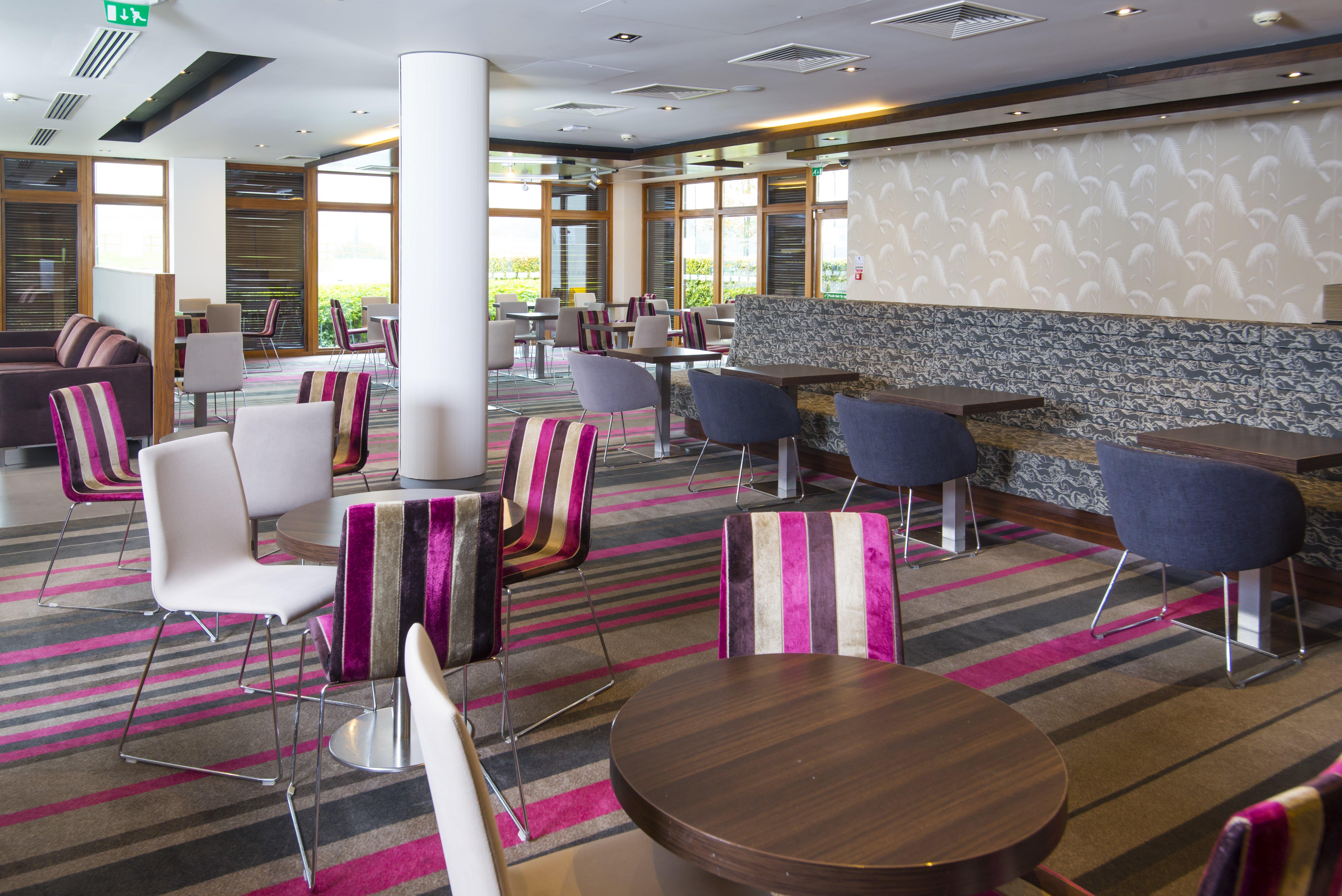Holiday Inn Express London - Epsom Downs By Ihg Dış mekan fotoğraf