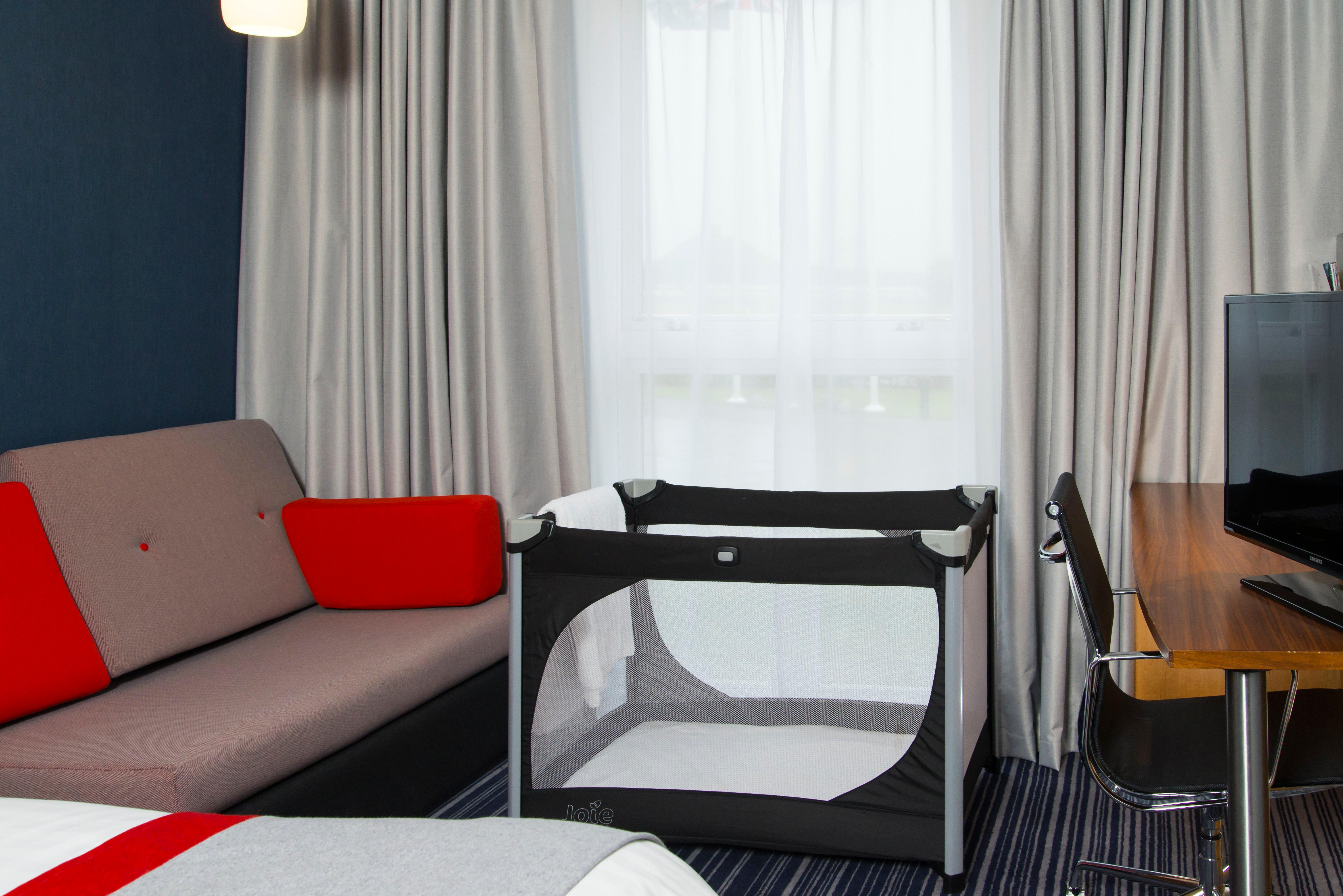 Holiday Inn Express London - Epsom Downs By Ihg Dış mekan fotoğraf