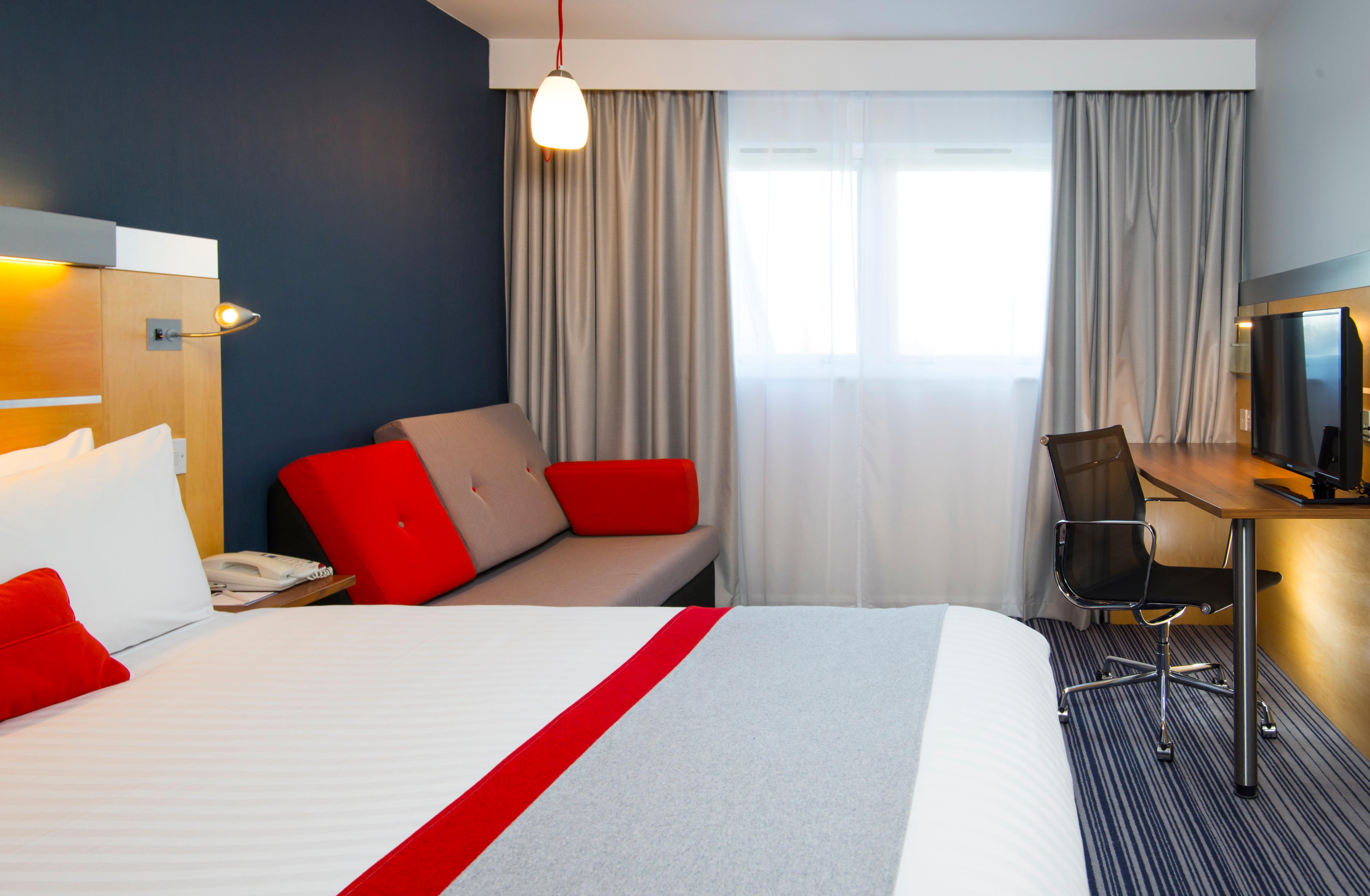 Holiday Inn Express London - Epsom Downs By Ihg Dış mekan fotoğraf