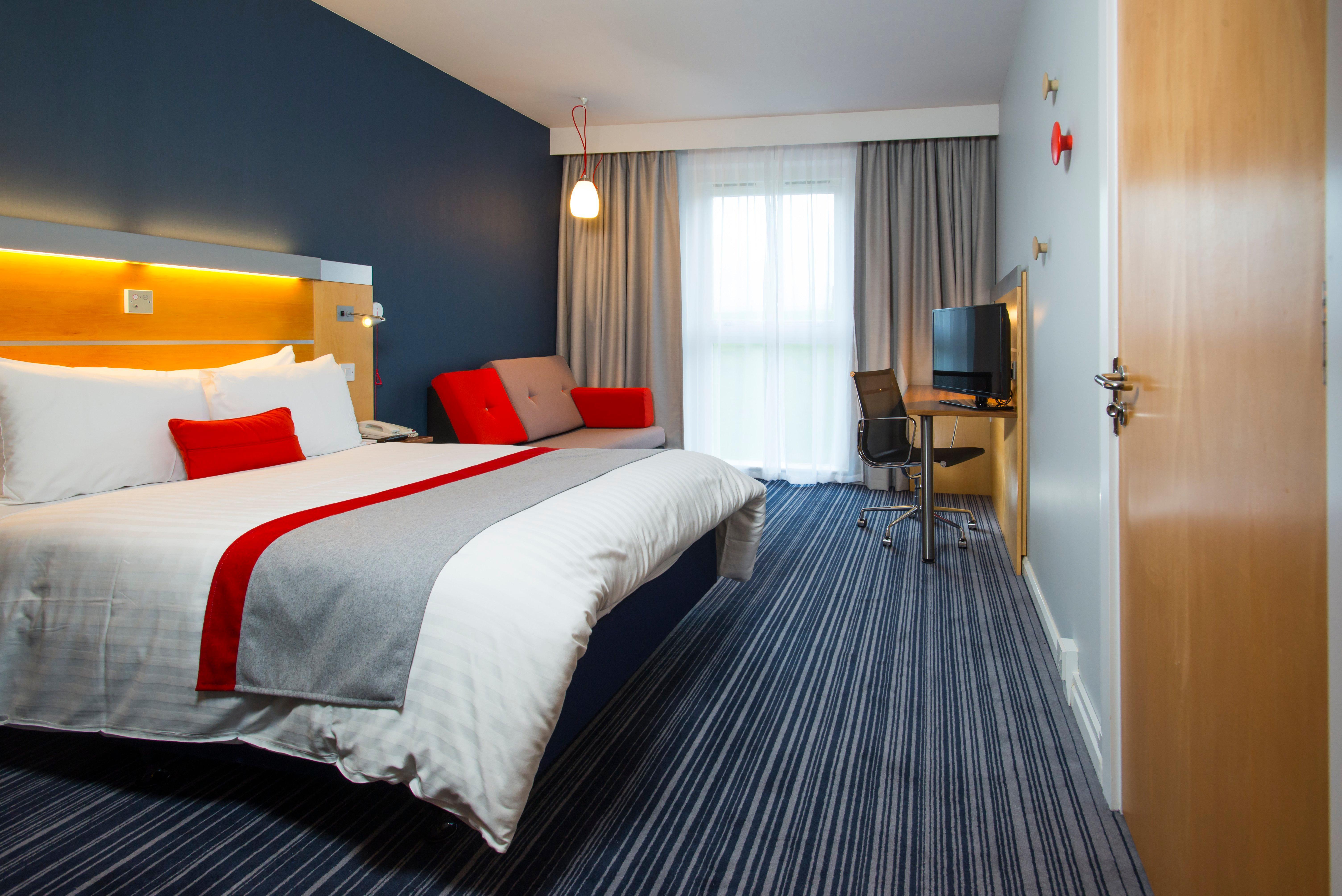Holiday Inn Express London - Epsom Downs By Ihg Dış mekan fotoğraf