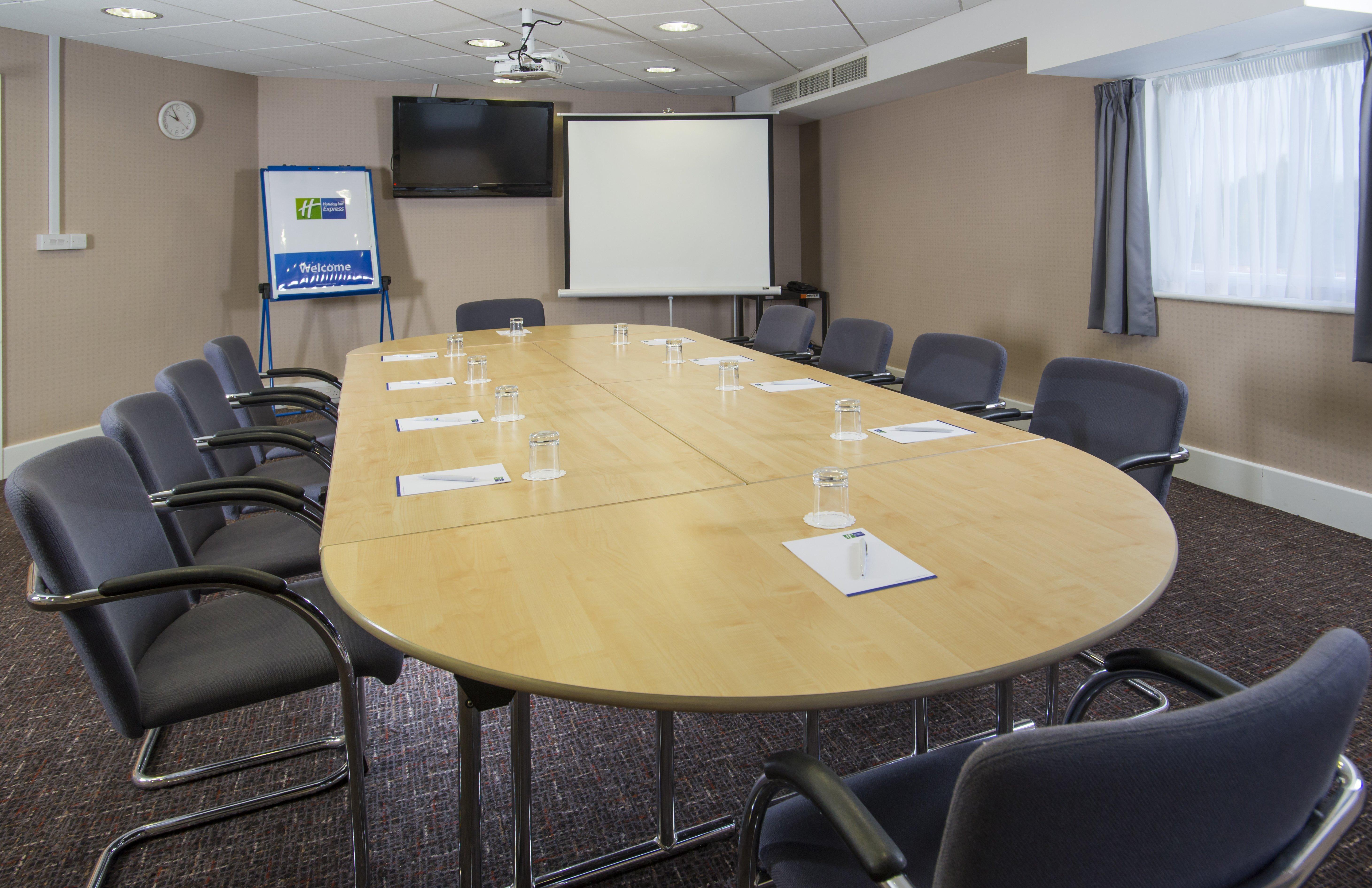 Holiday Inn Express London - Epsom Downs By Ihg Dış mekan fotoğraf