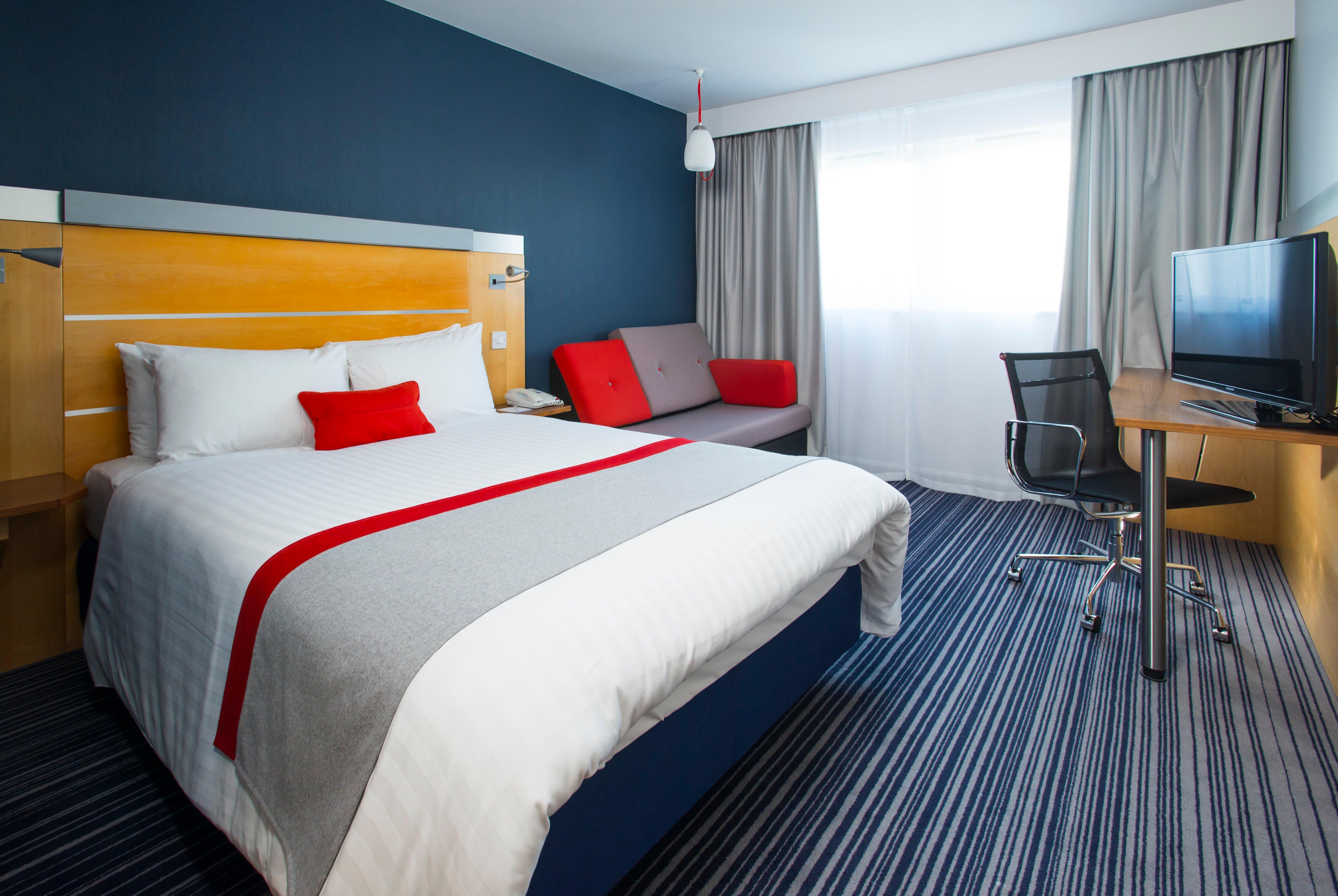 Holiday Inn Express London - Epsom Downs By Ihg Dış mekan fotoğraf