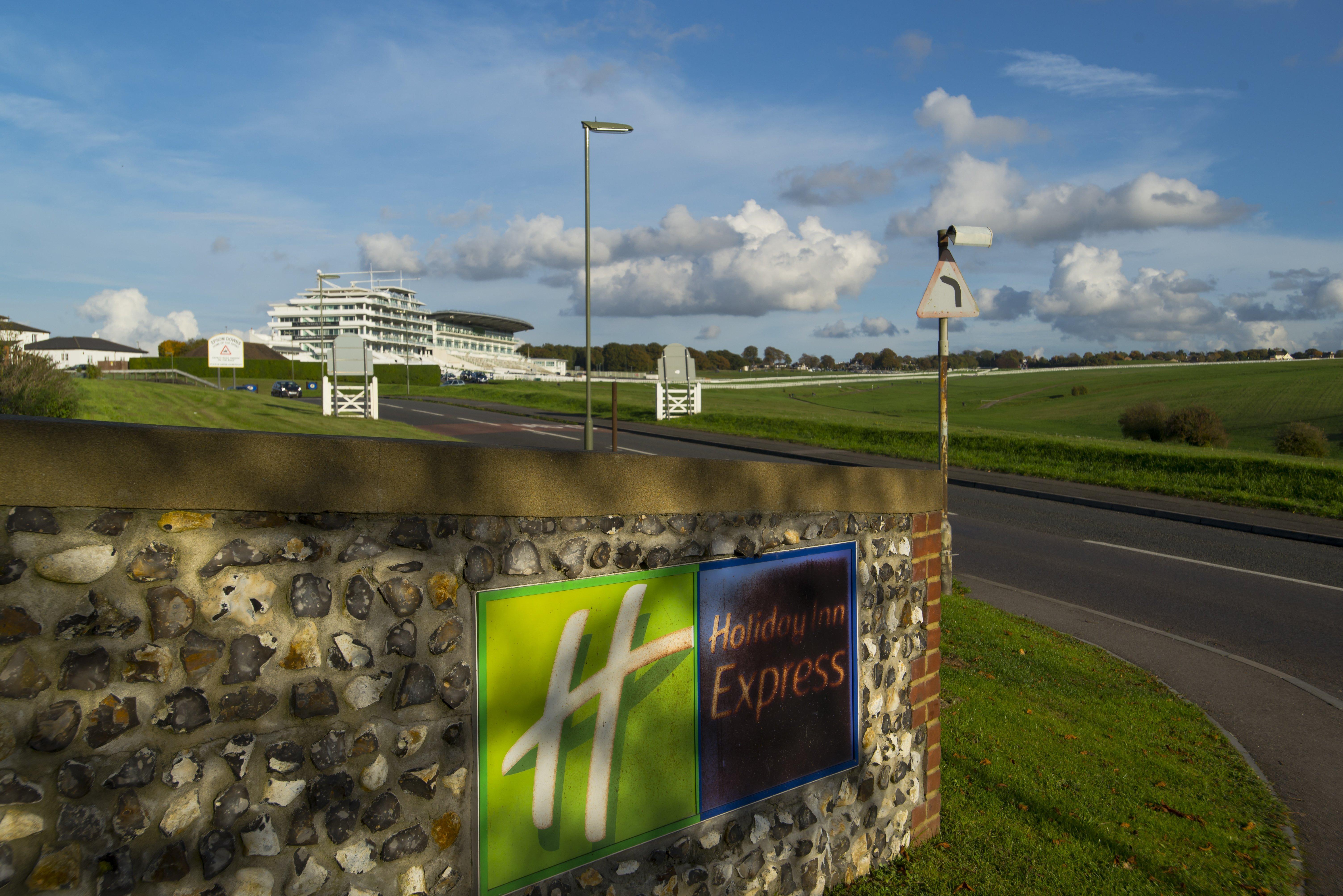 Holiday Inn Express London - Epsom Downs By Ihg Dış mekan fotoğraf