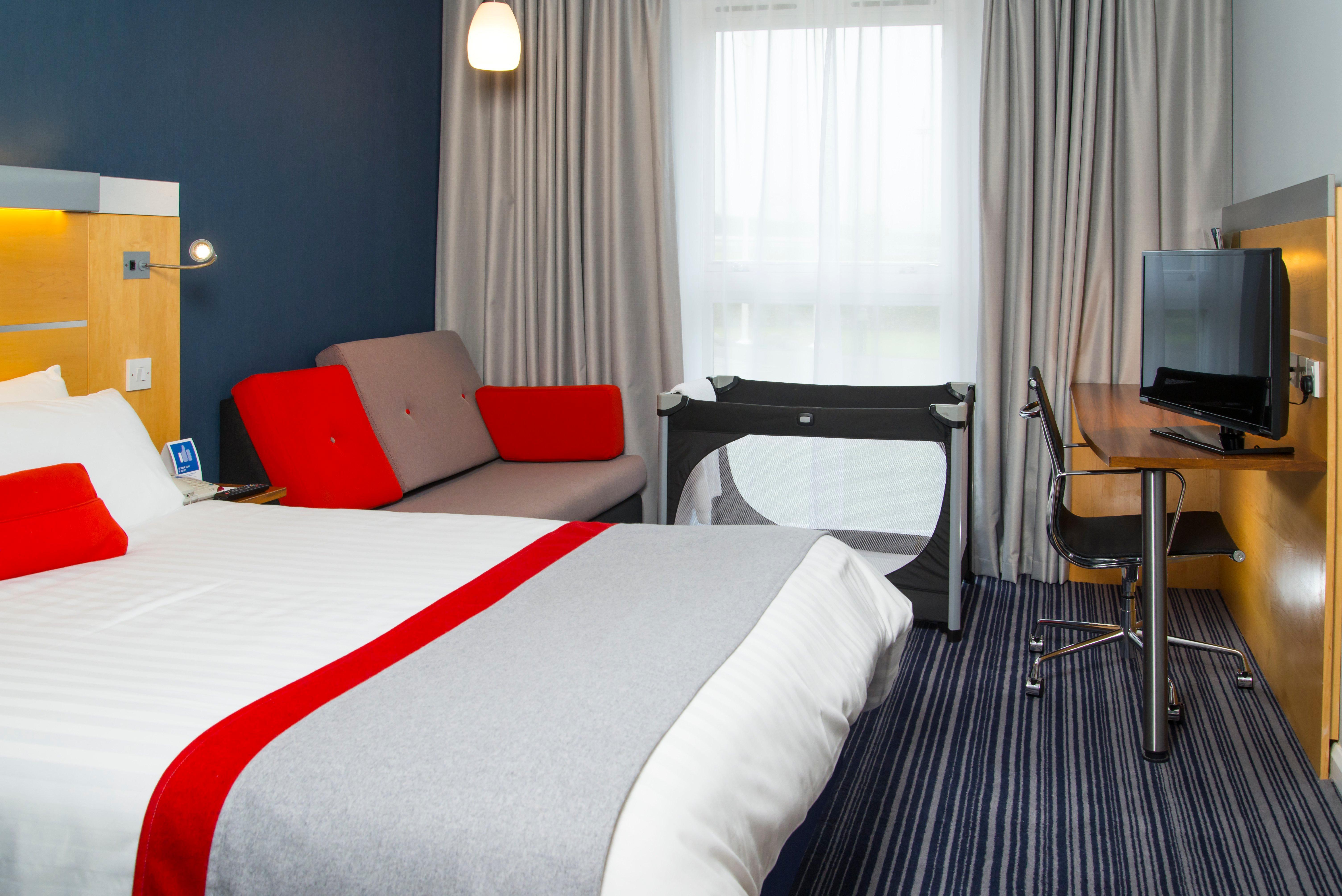 Holiday Inn Express London - Epsom Downs By Ihg Dış mekan fotoğraf