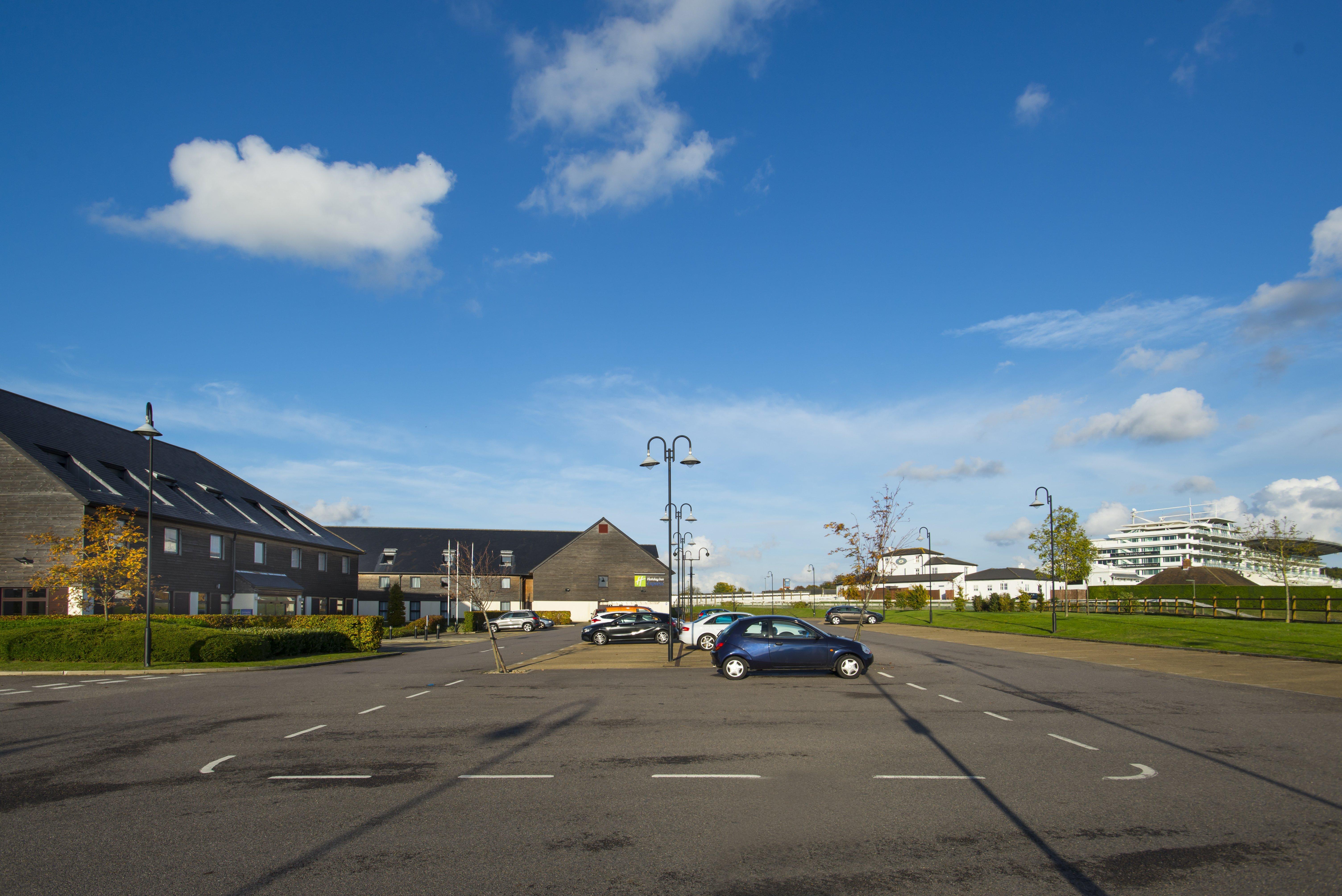 Holiday Inn Express London - Epsom Downs By Ihg Dış mekan fotoğraf