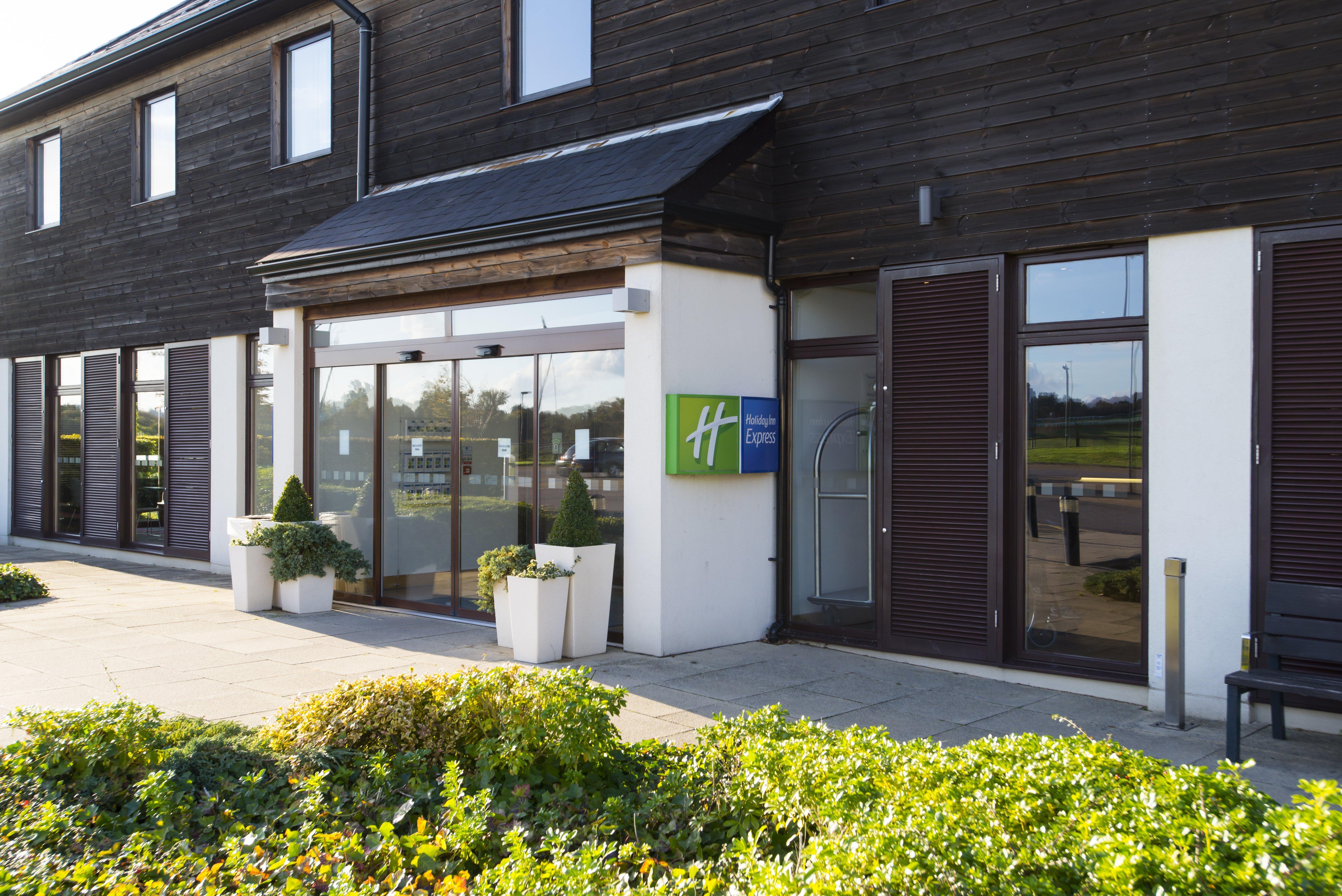 Holiday Inn Express London - Epsom Downs By Ihg Dış mekan fotoğraf