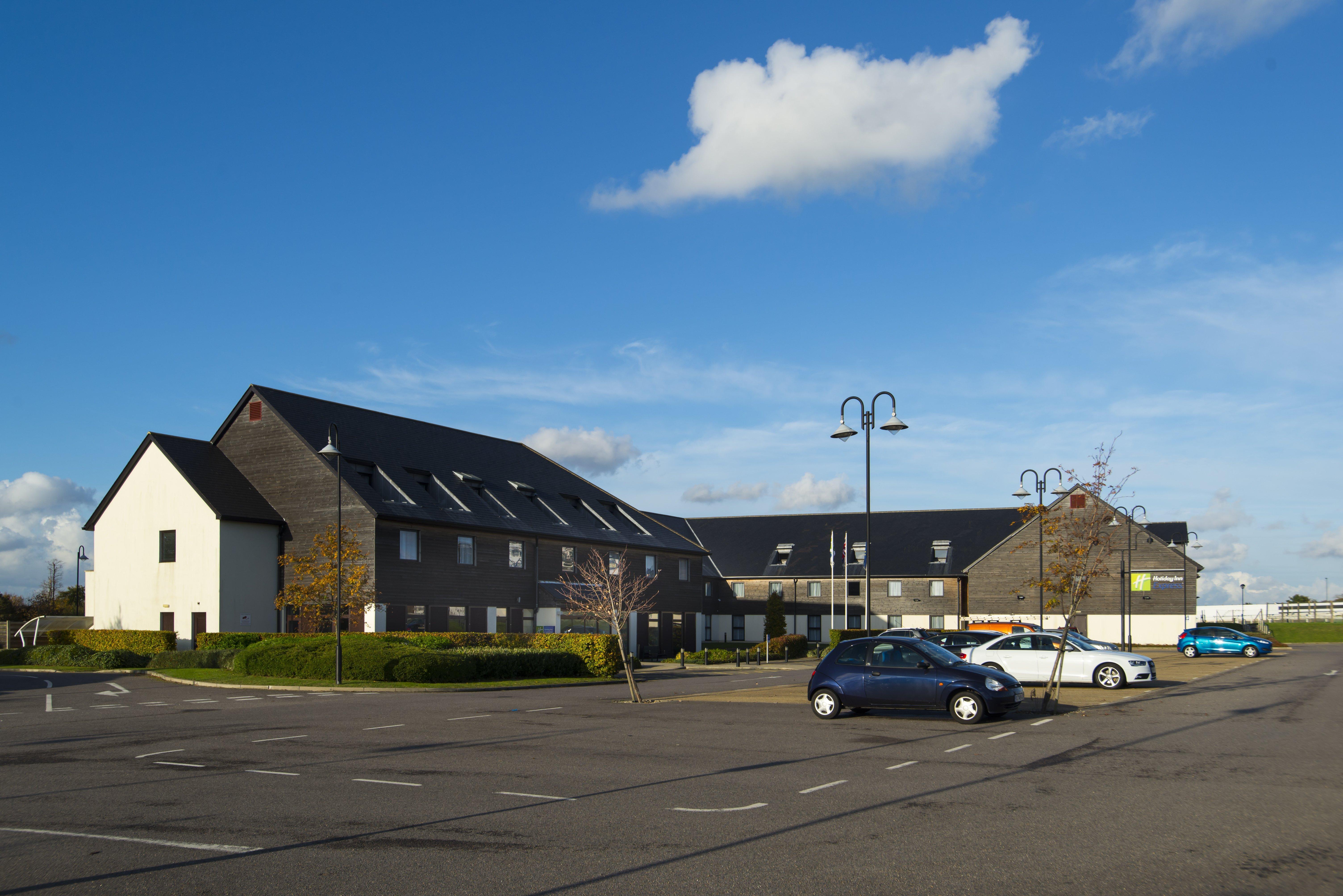 Holiday Inn Express London - Epsom Downs By Ihg Dış mekan fotoğraf