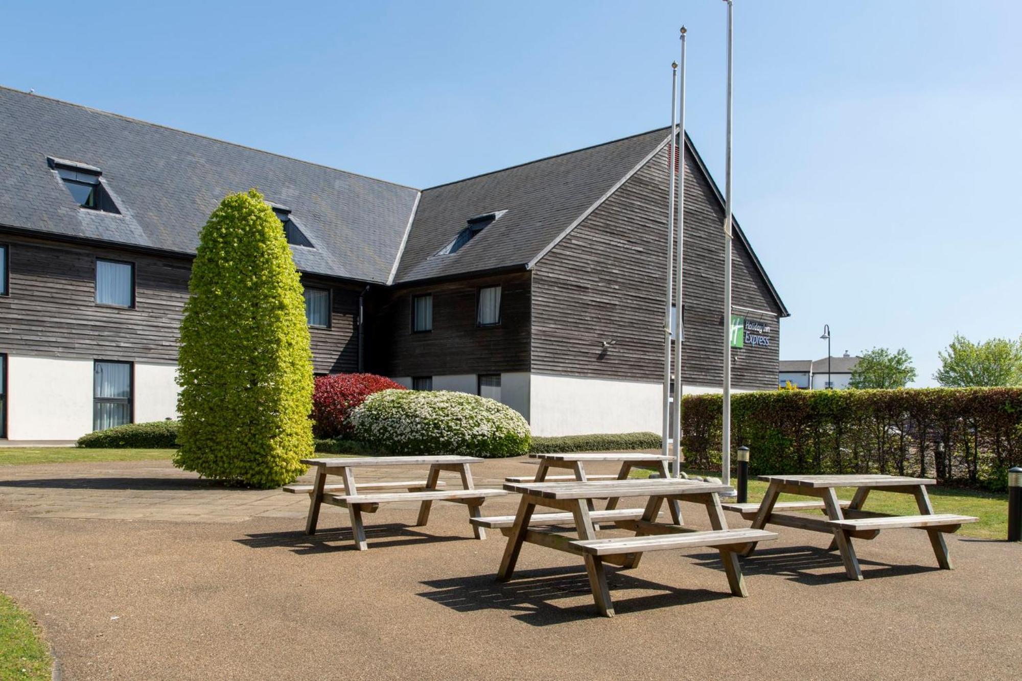 Holiday Inn Express London - Epsom Downs By Ihg Dış mekan fotoğraf