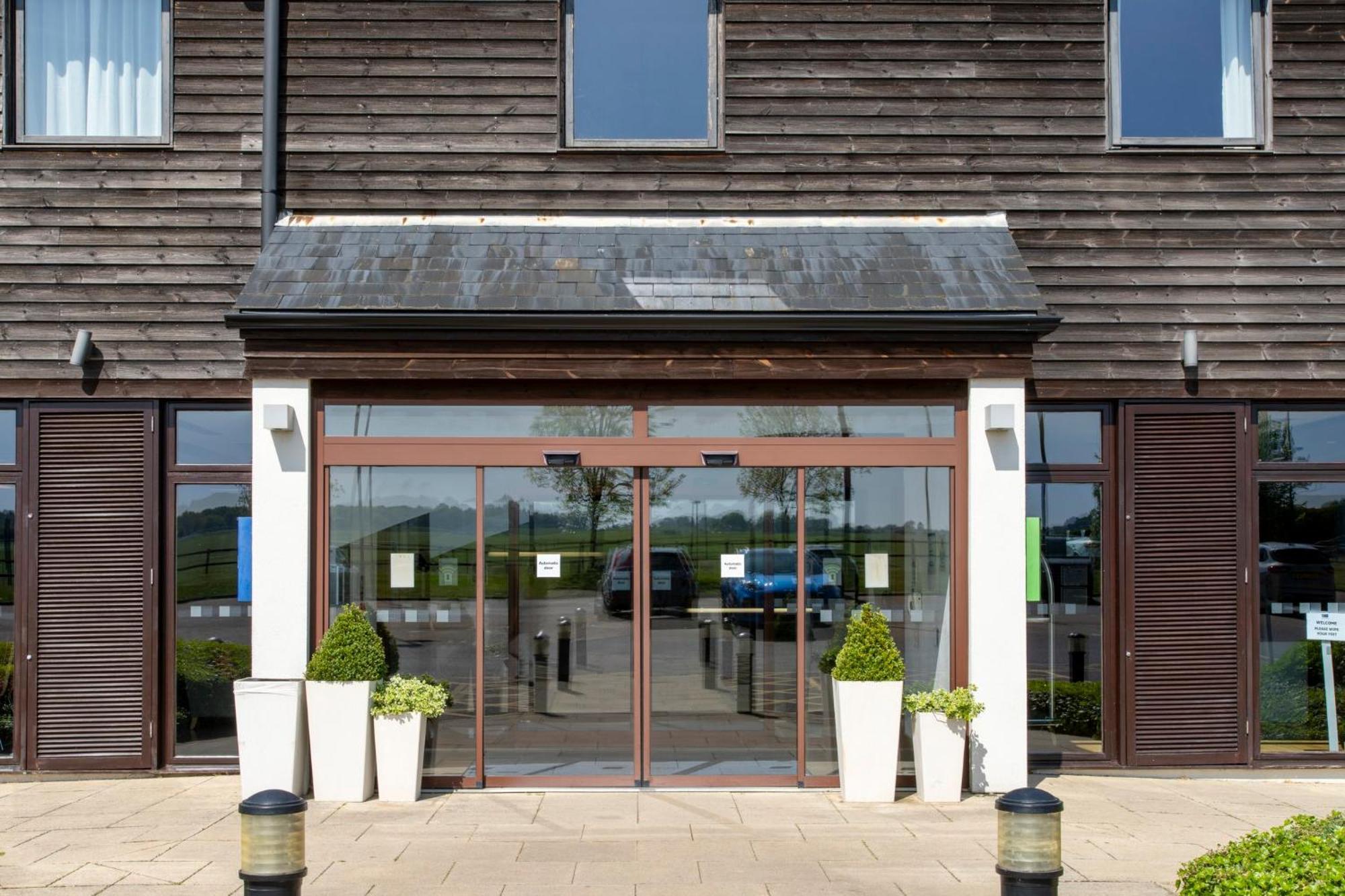Holiday Inn Express London - Epsom Downs By Ihg Dış mekan fotoğraf