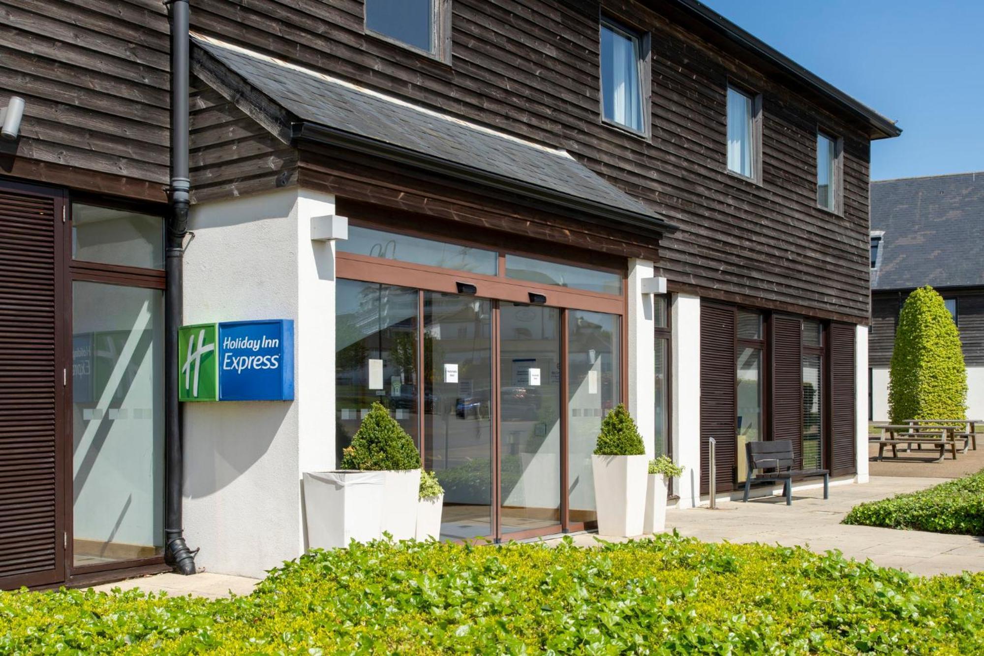 Holiday Inn Express London - Epsom Downs By Ihg Dış mekan fotoğraf