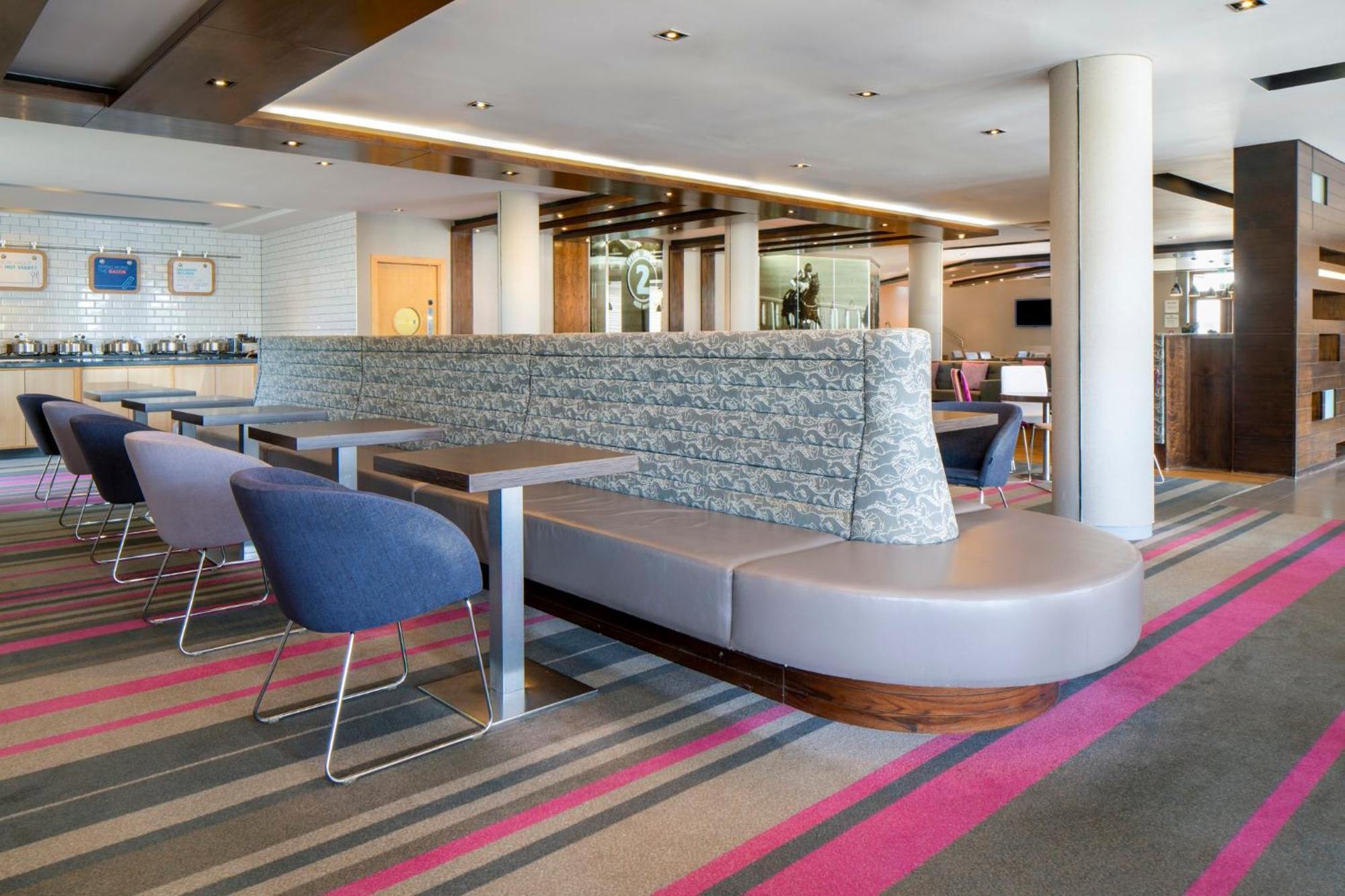 Holiday Inn Express London - Epsom Downs By Ihg Dış mekan fotoğraf