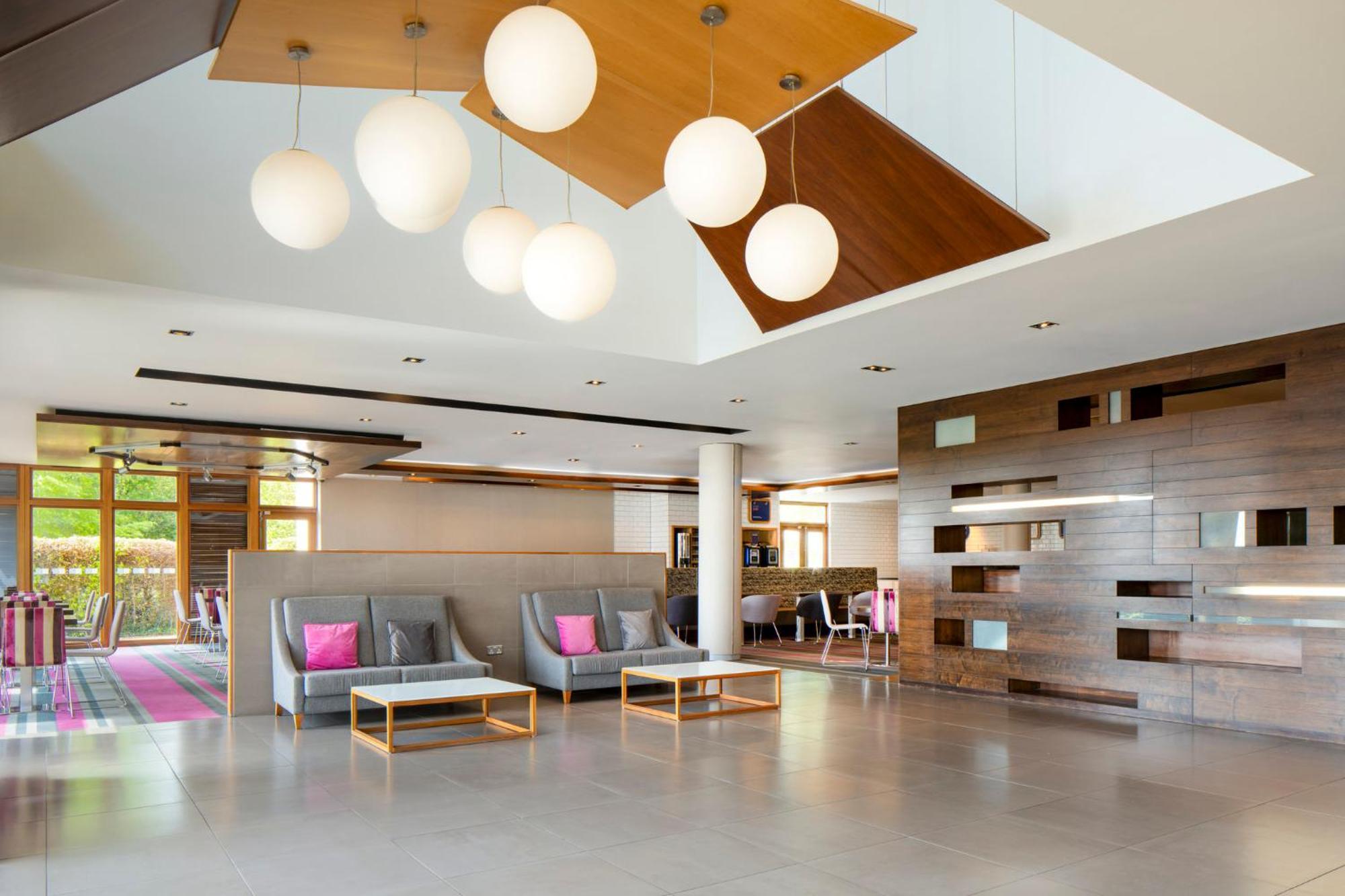Holiday Inn Express London - Epsom Downs By Ihg Dış mekan fotoğraf