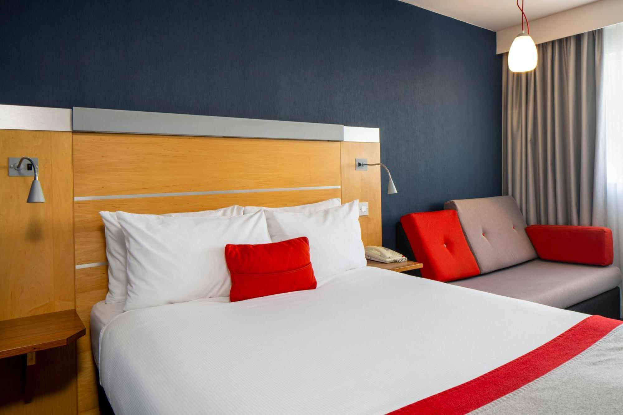 Holiday Inn Express London - Epsom Downs By Ihg Dış mekan fotoğraf