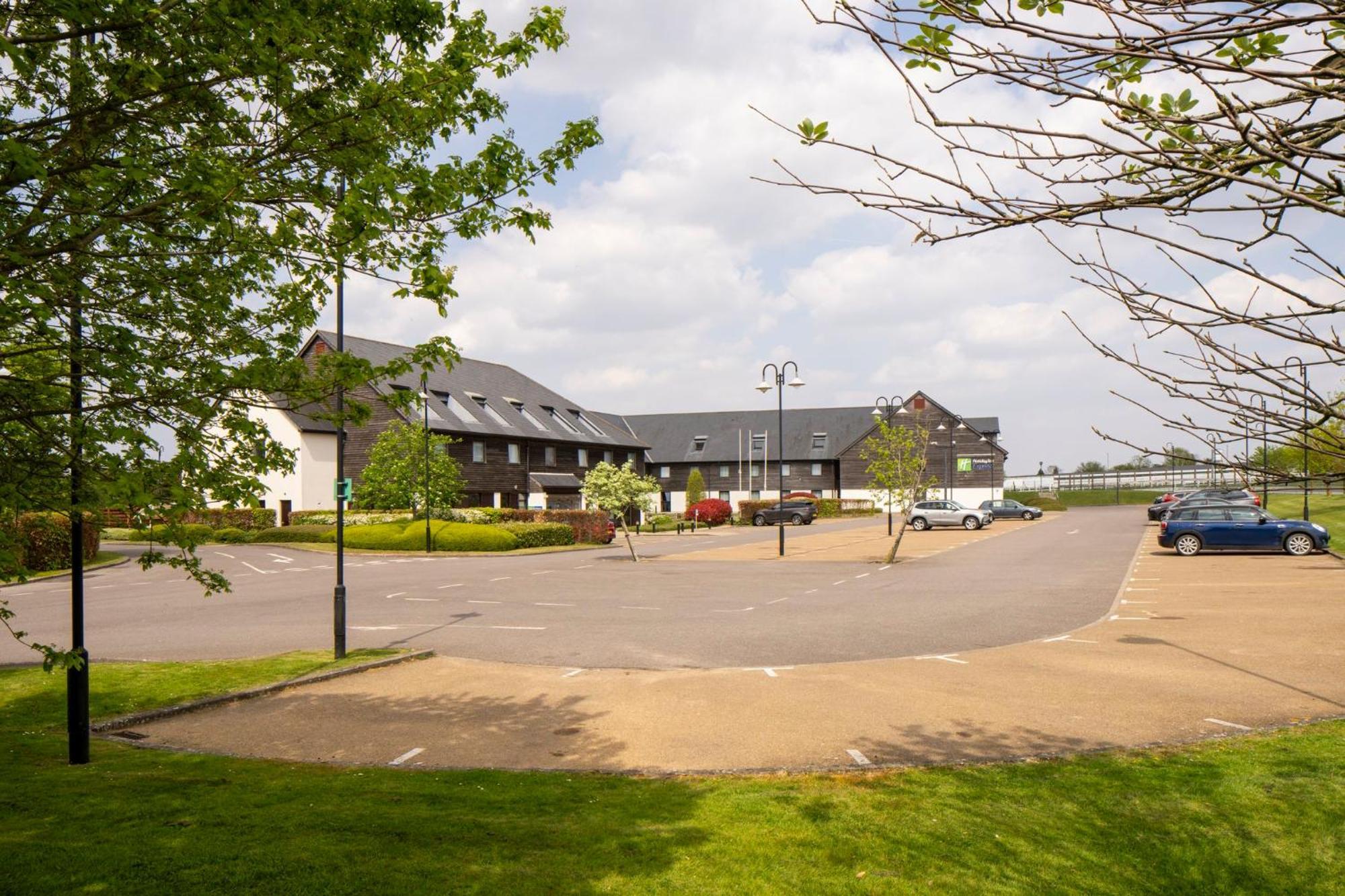 Holiday Inn Express London - Epsom Downs By Ihg Dış mekan fotoğraf