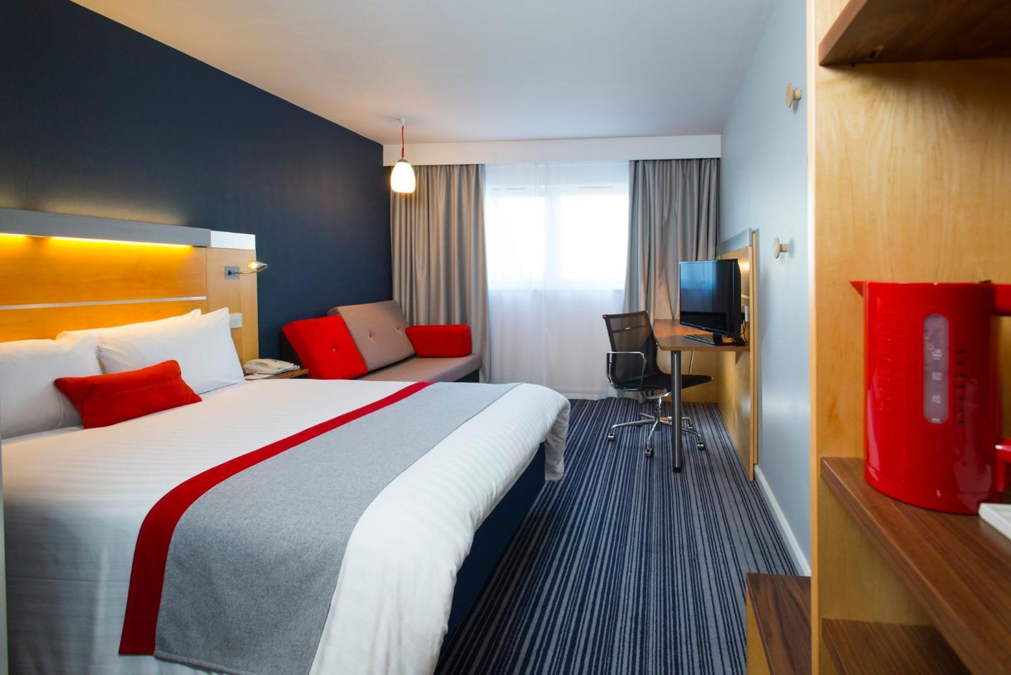 Holiday Inn Express London - Epsom Downs By Ihg Dış mekan fotoğraf